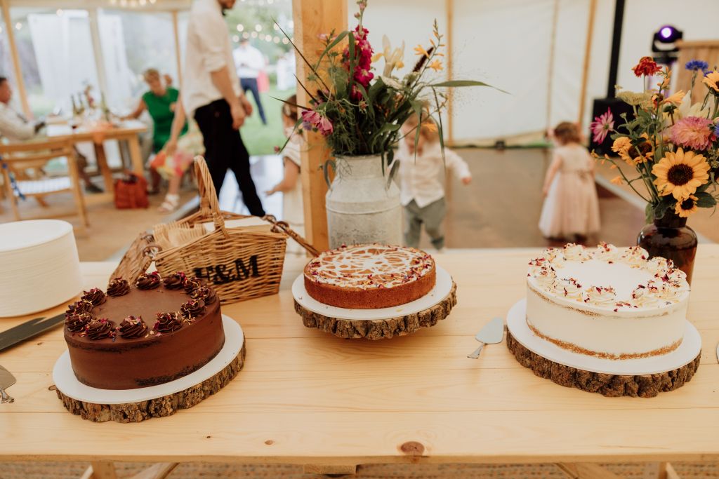 gardensatpolehanger-ZF-845 Delicious cakes at this relaxed wedding
