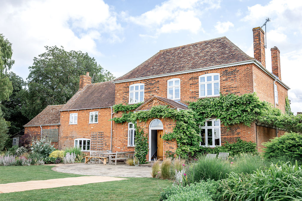 farmhouse-outdoor-wedding-venue-polehanger